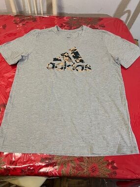 Adidas Men’s Sz Large Camouflage Logo Gray t-shirt